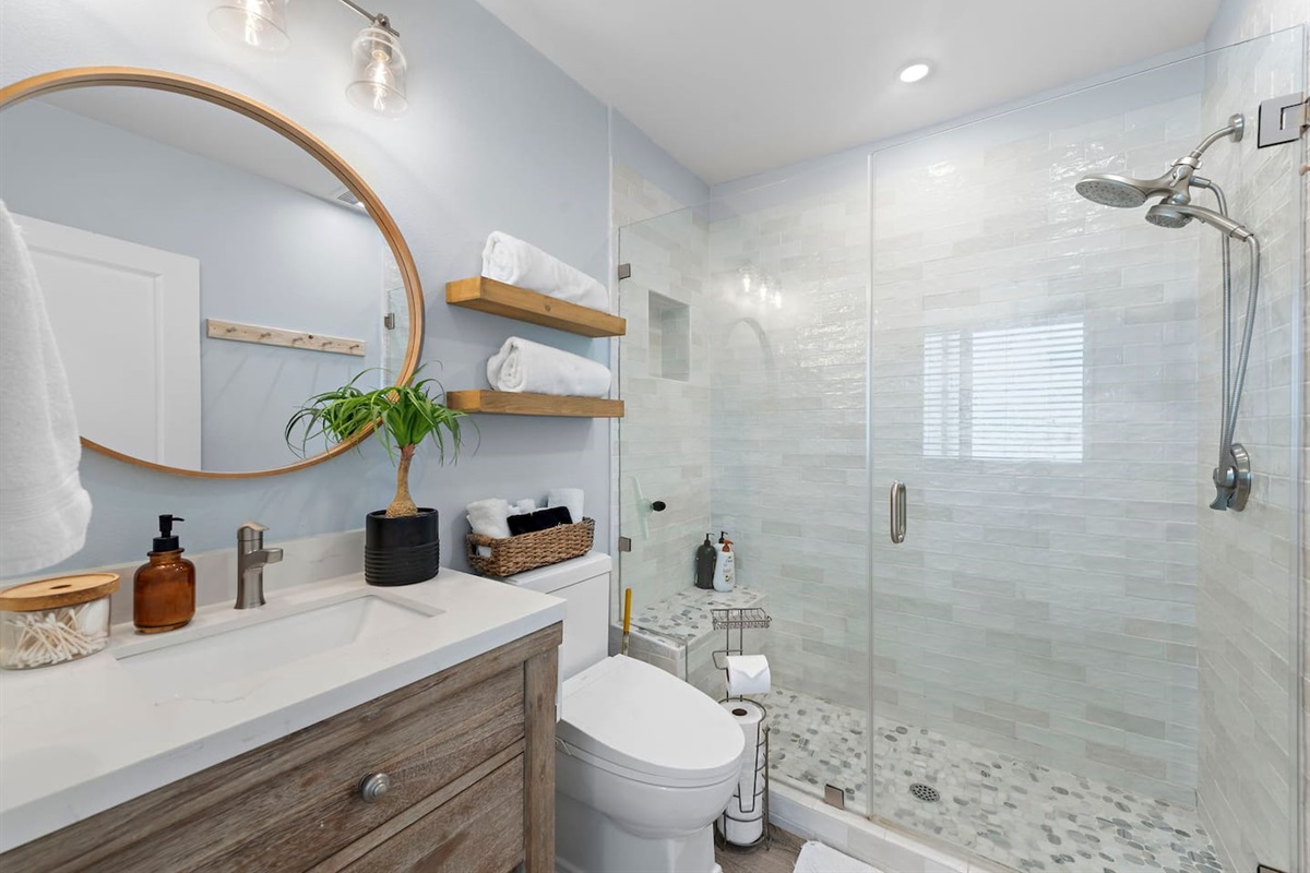 The spa-like remodeled bathroom is fully equipped with a bidet, music system and great water pressure. The building also has a water softener so the shower feels luxurious. There are also outdoor showers for use after the beach.