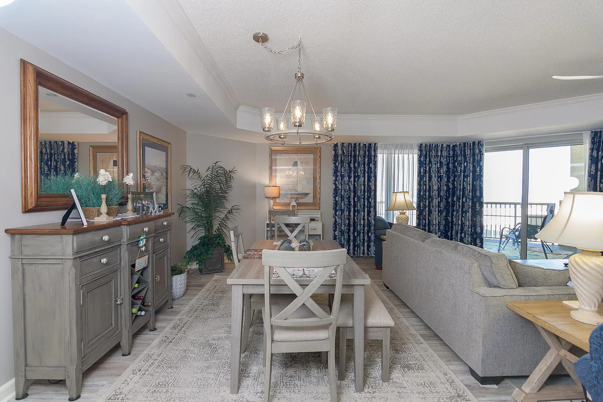 Dining area with seating for 6