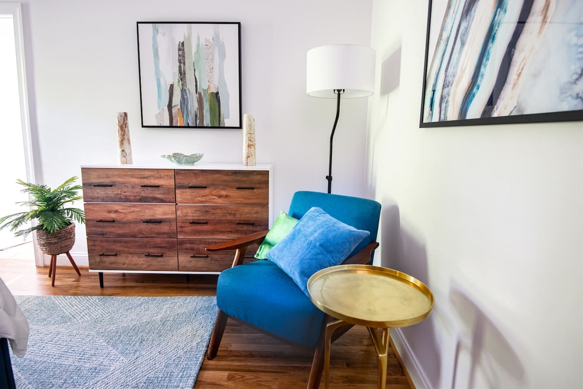 master bedroom - Lots of art pieces and great design make this bedroom special