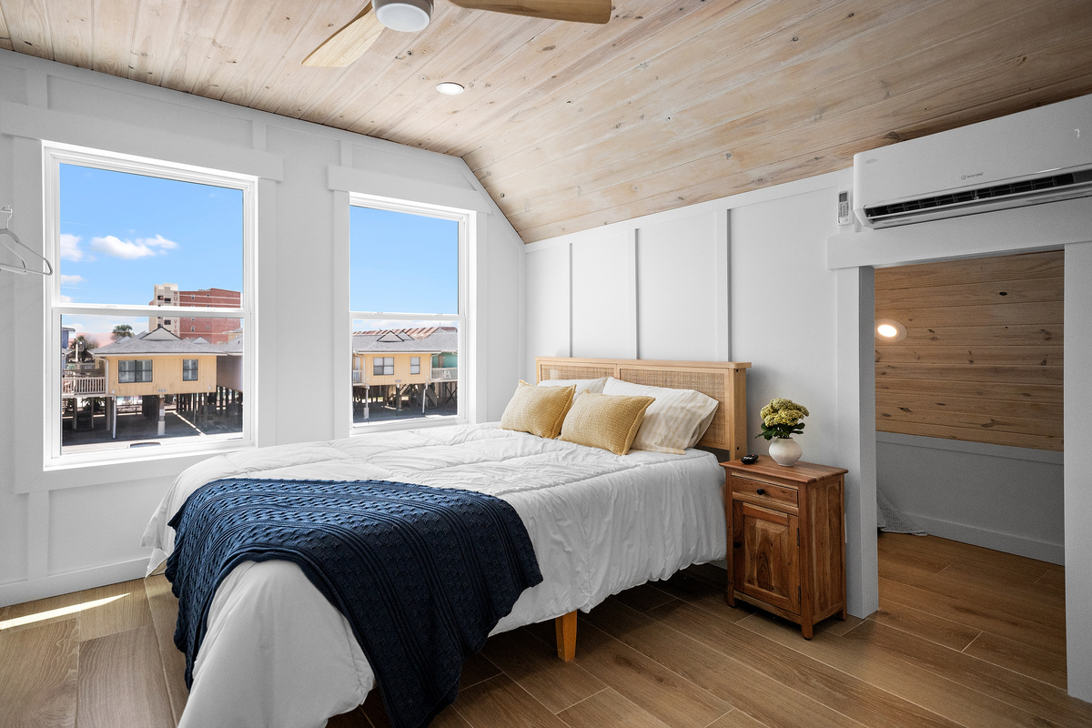 Another look at the upstairs queen bedroom and its bonus sleeping space.