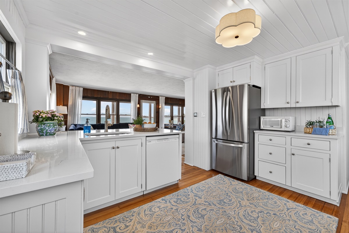 Enjoy home-cooked meals in a complete kitchen designed for convenience and connection. 🏡
