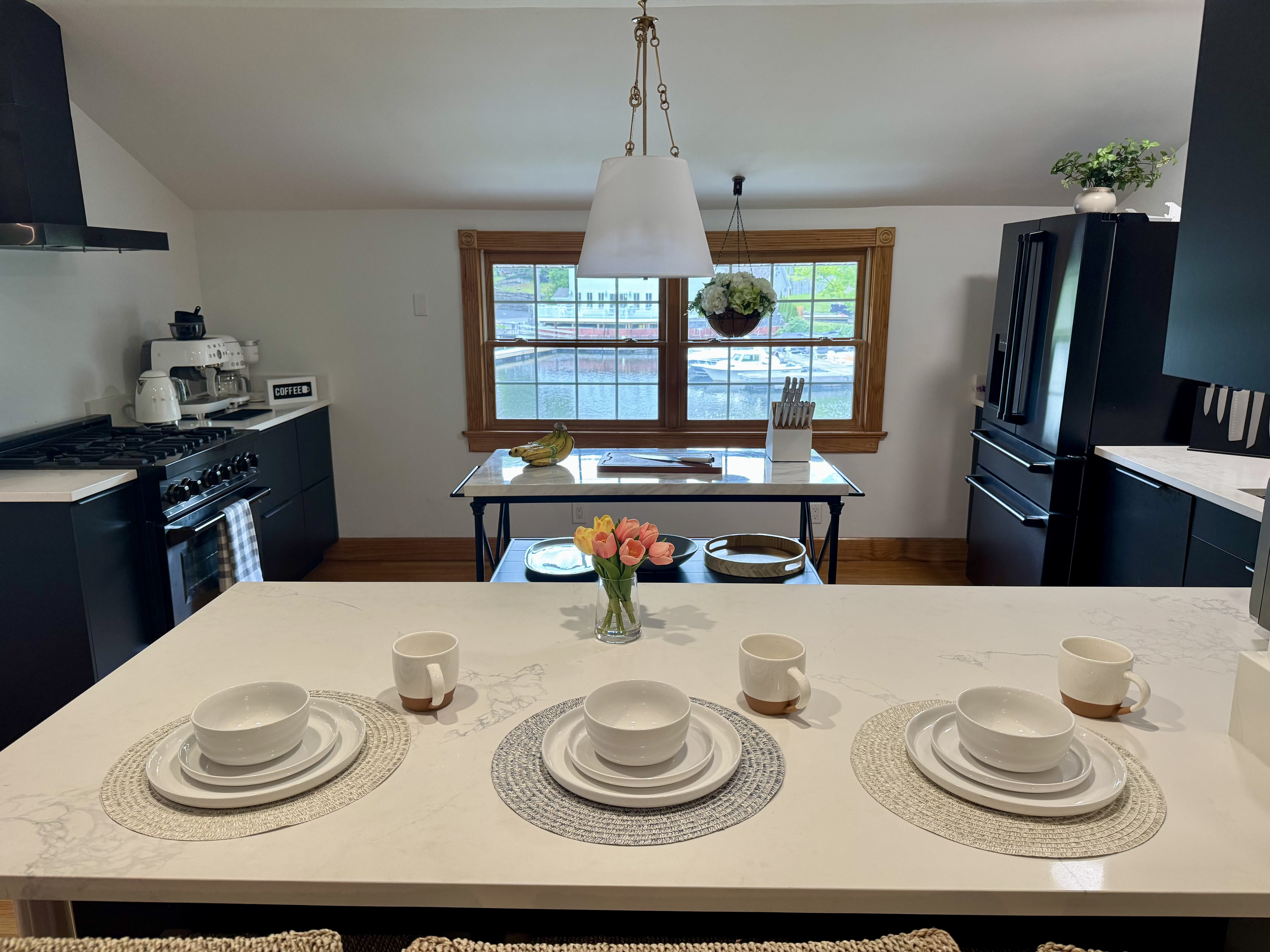 Open kitchen and breakfast seating
