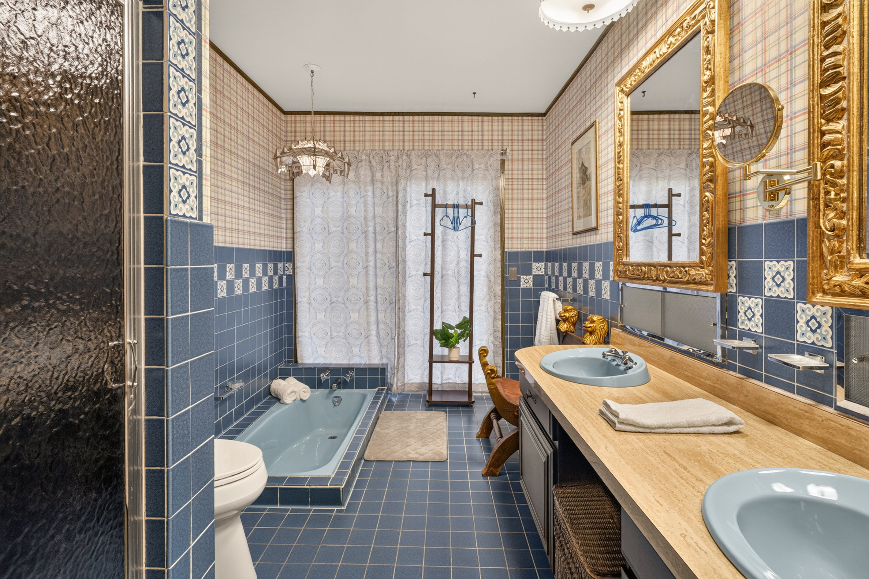 Main house- primary bedroom ensuite bathroom
