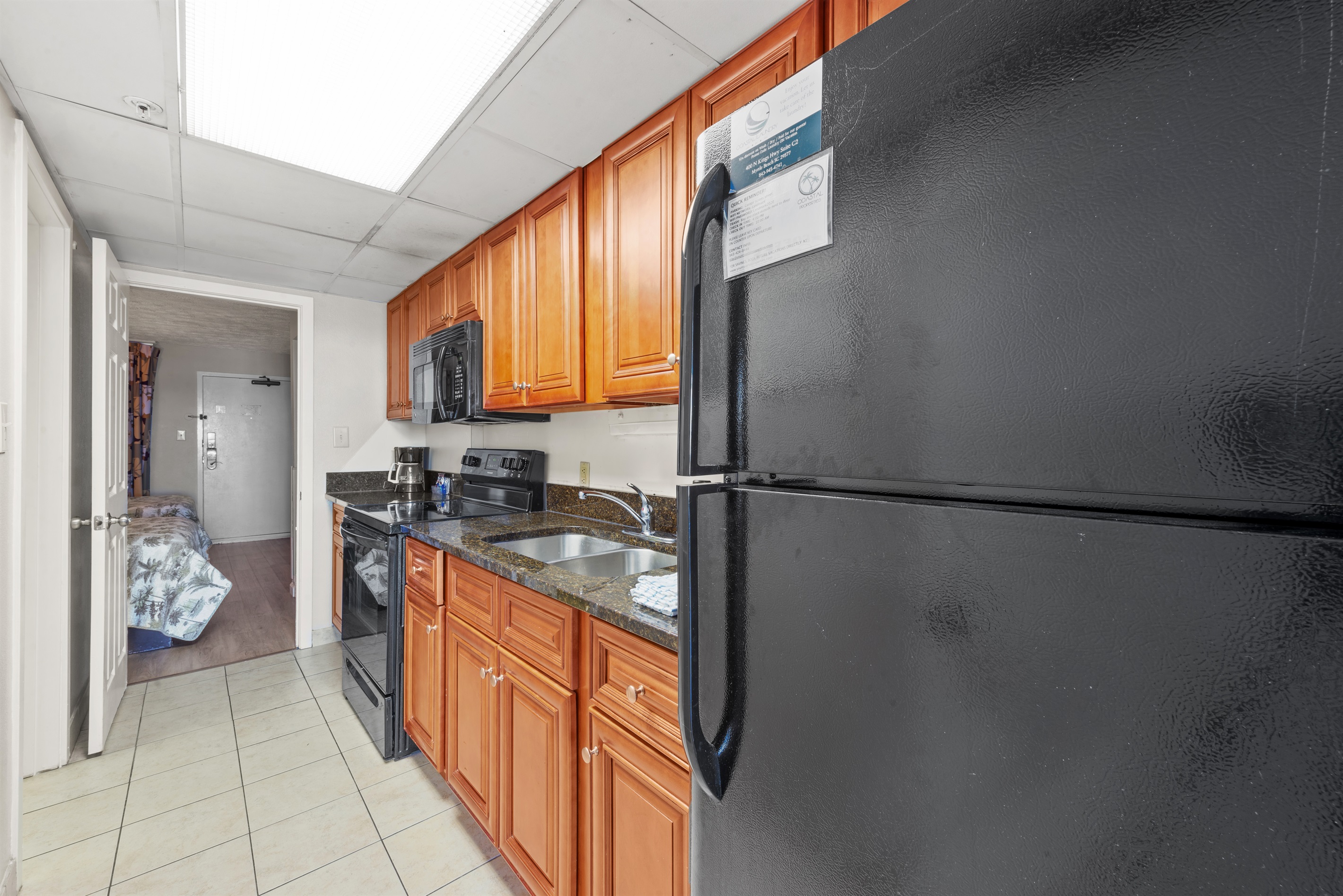 Discover a modern kitchen equipped with all essentials, allowing you to prepare meals with a view of the ocean.