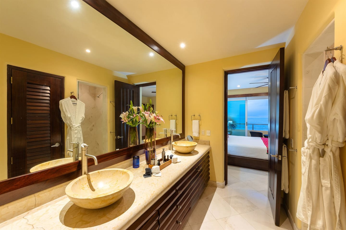 Bath - Suite 7