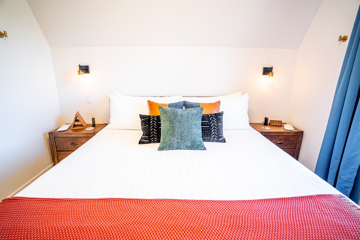 King Size Bed w/ Egyptian Cotton Sheets