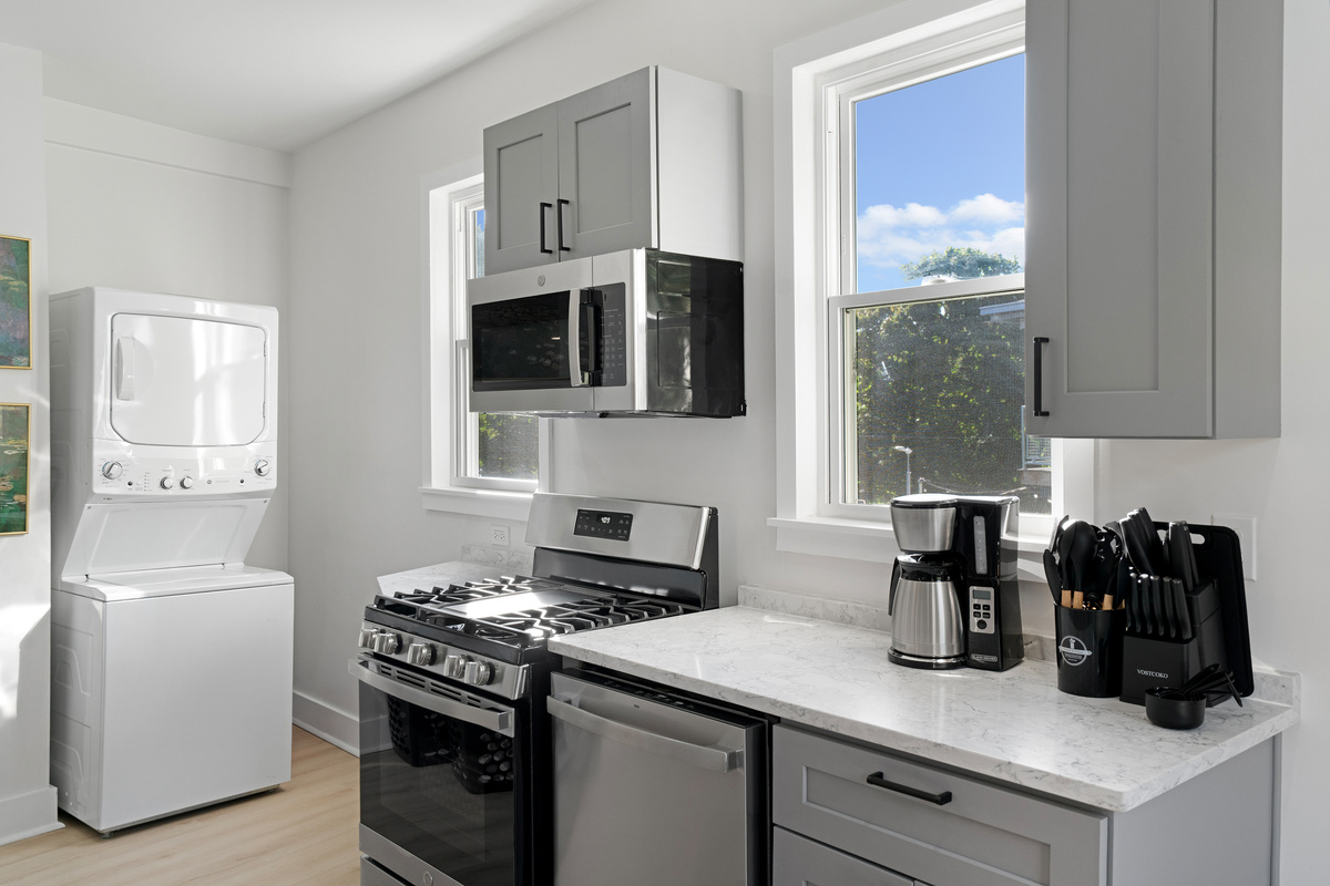 Equipped kitchen with dishwasher, washer, dryer, refrigerator, microwave, drip coffee machine, utensils
