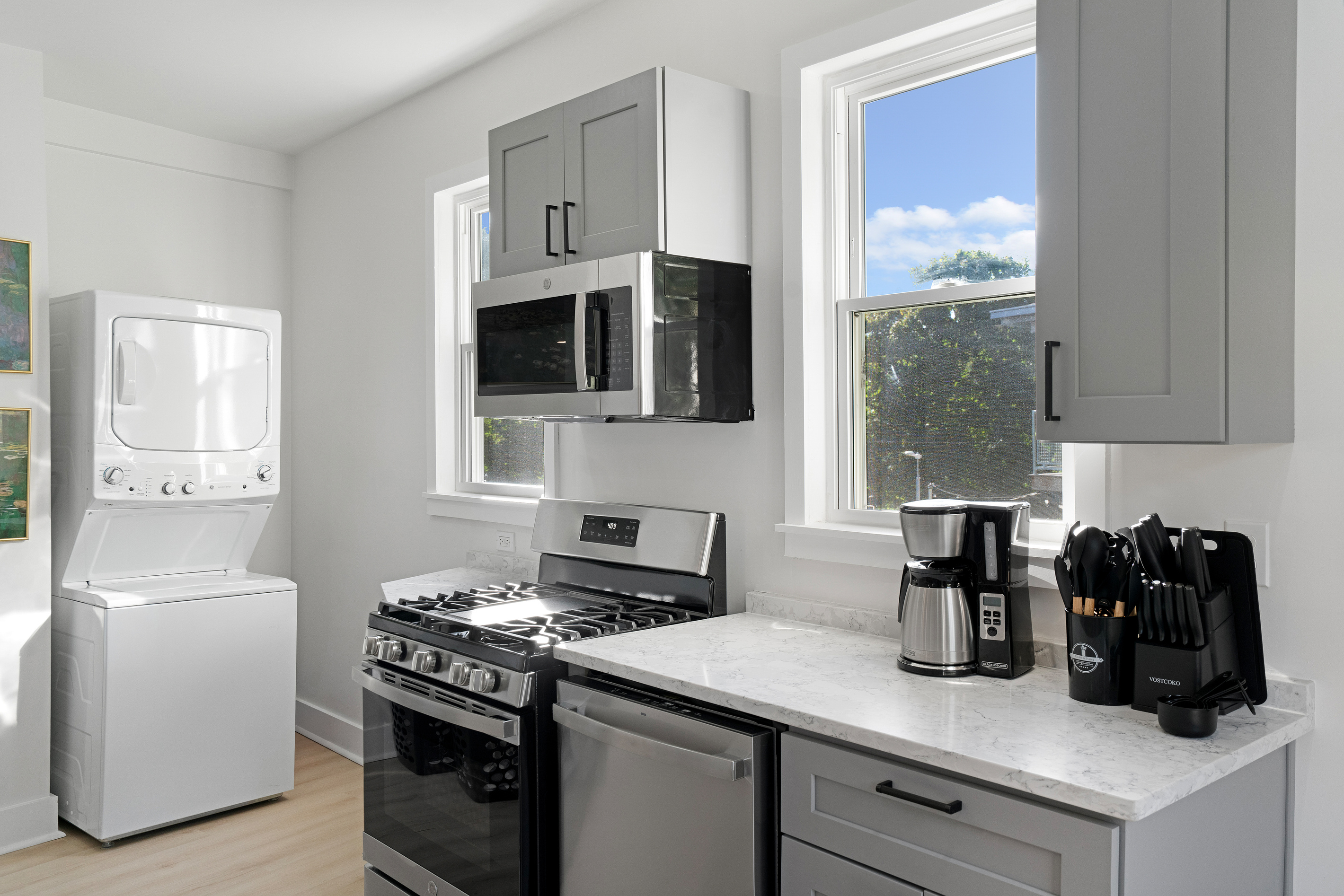 Equipped kitchen with dishwasher, washer, dryer, refrigerator, microwave, drip coffee machine, utensils