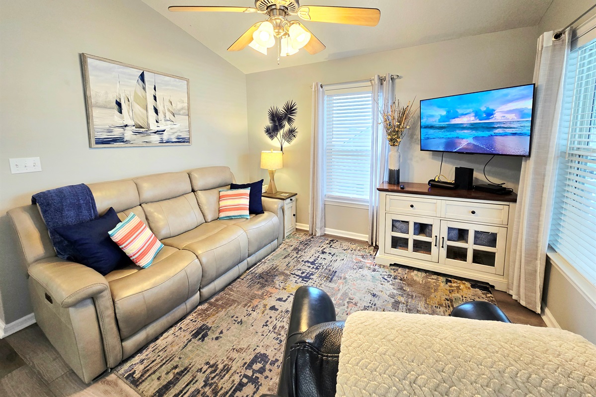 Comfortable Living Room w/ Reclining sofa & chairs