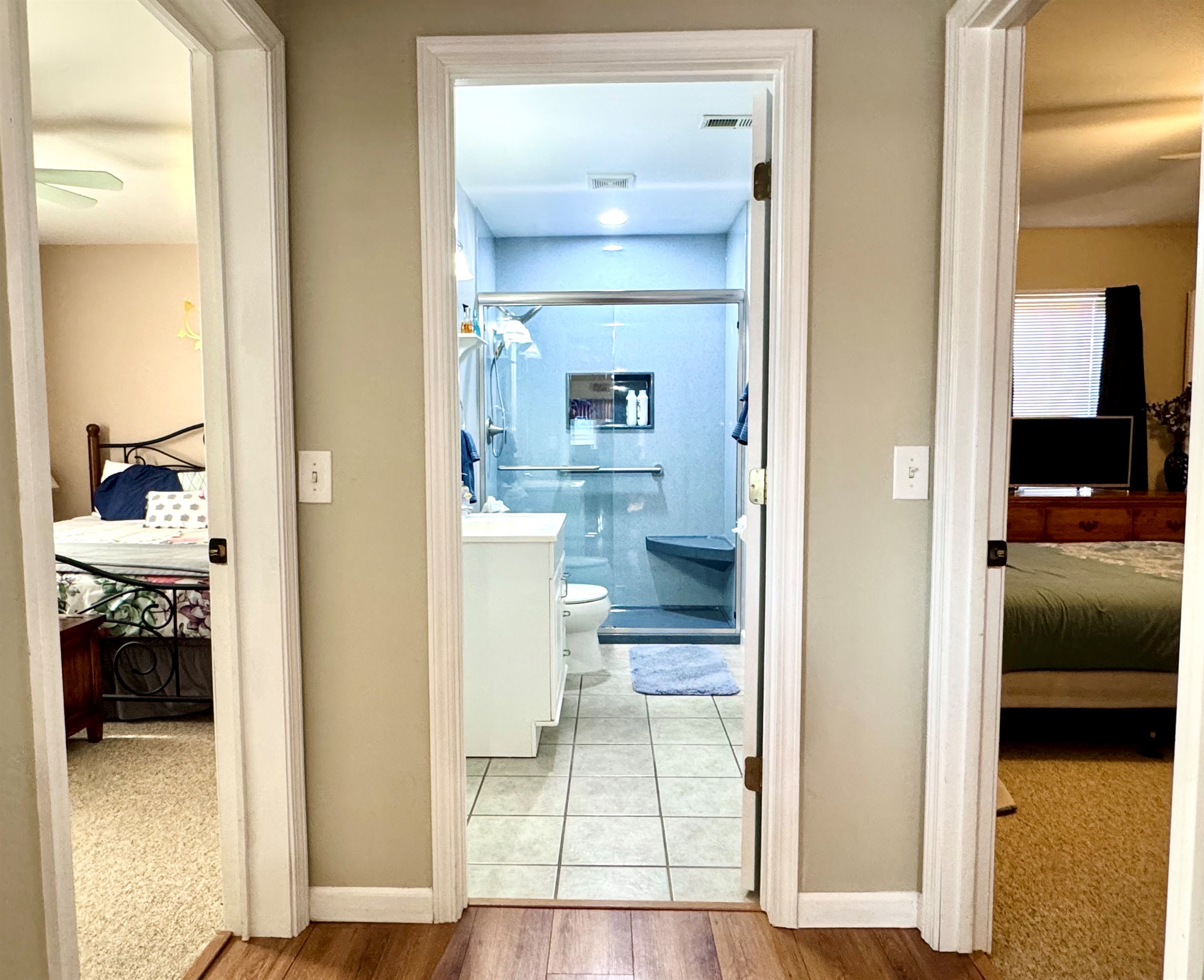 Jack and skill bathroom between two bedrooms