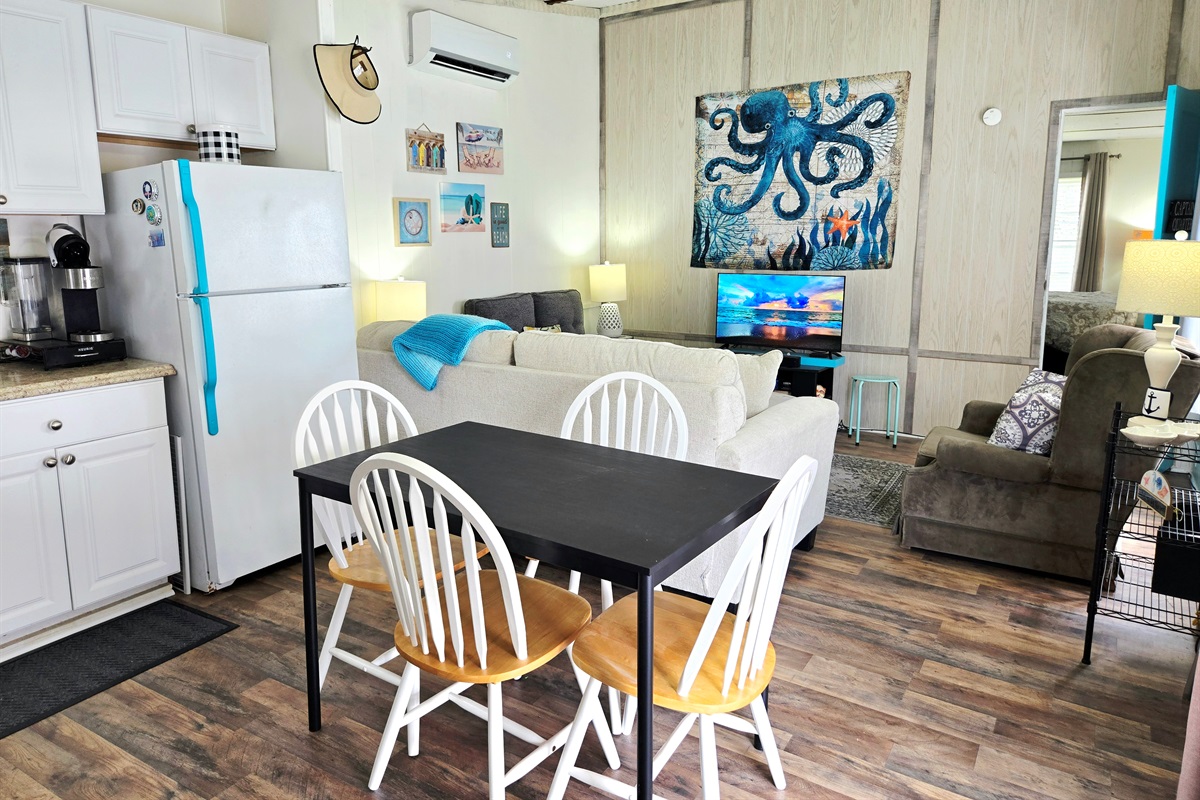 Kitchen w/ table for 4