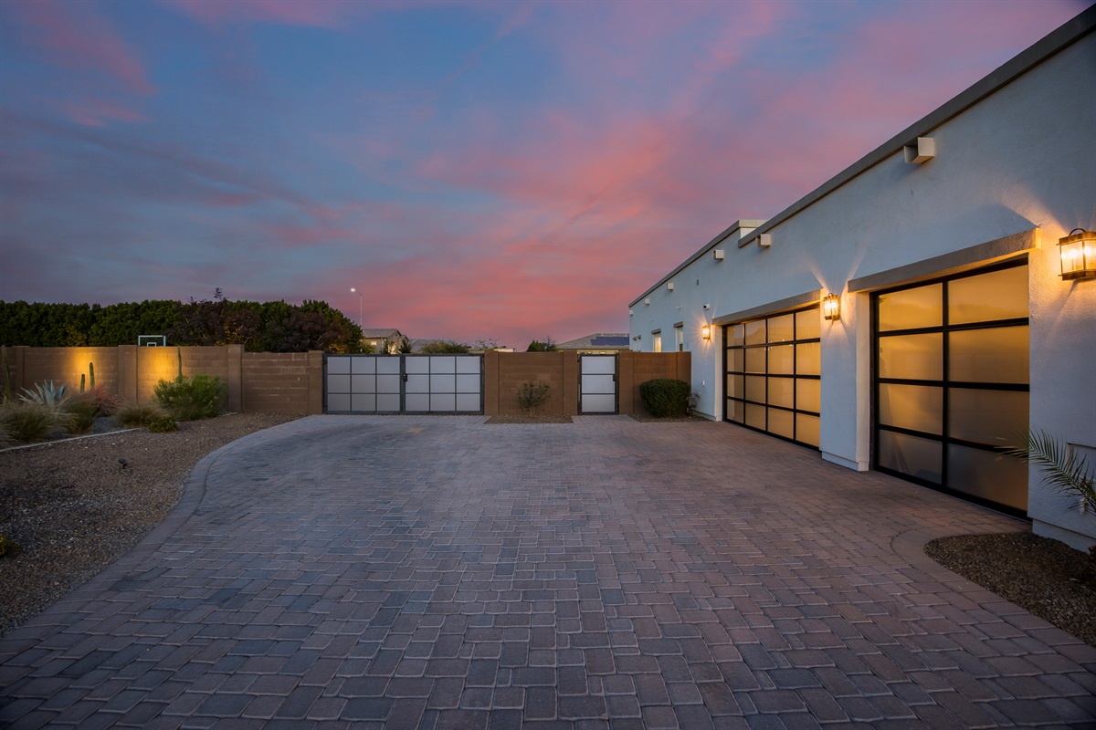 The Grand Peoria Estate – 5BR / 4.5BA Luxury + Casita — Modern Home | Sleeps 10 | Family Escape w/ Casita, Peoria, Arizona — photo 4