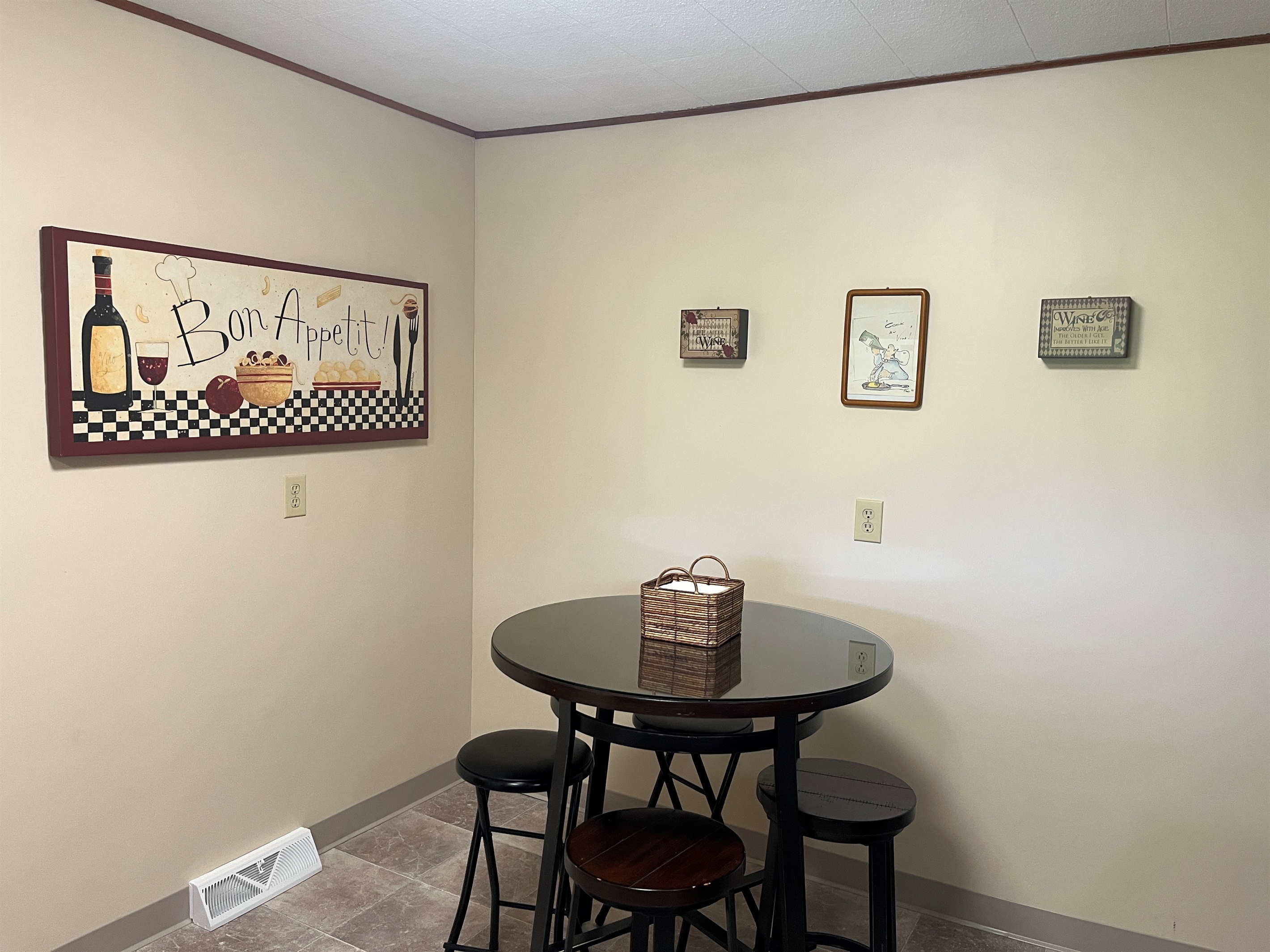 Eat-in kitchen dining area