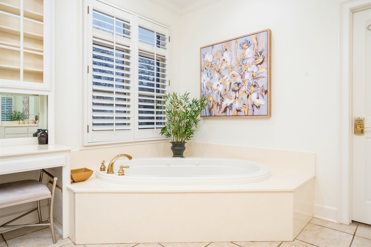 [Primary Bathroom] Long Day on the Lake? No worries, Enjoy a Relaxing Bath to Help you Prepare for Another Fun Day on Lake Hamilton.