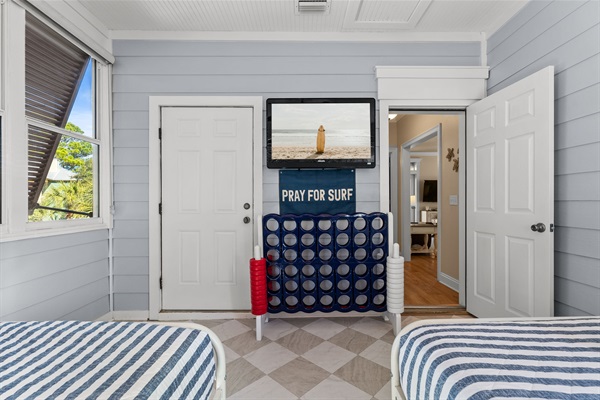 Bright Guest Bedroom with Blackout Rolldown Shades and two Double Beds
