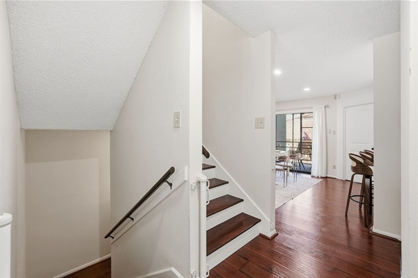 Retractable gates available at the stairs