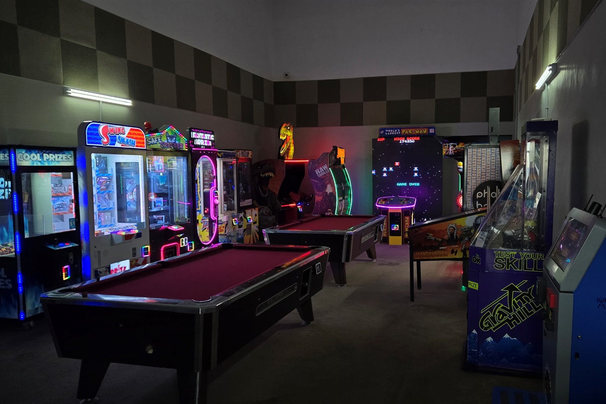There's even a game room! The entire family will enjoy!!