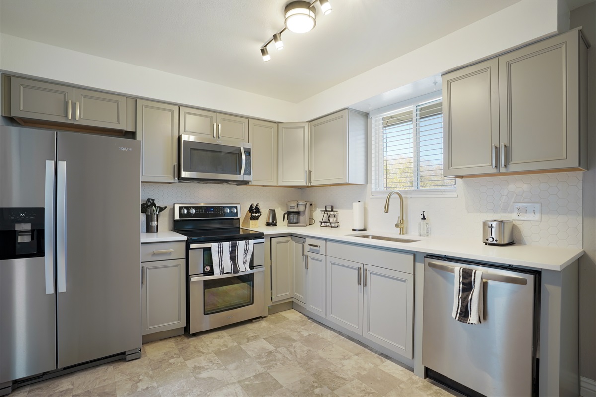 Modern and bright, fully stocked kitchen.