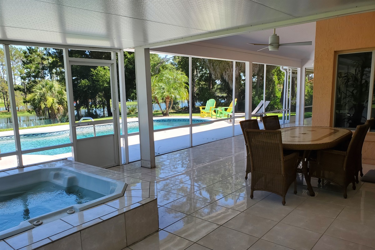 Spa inside the screened in Lanai - FREE SPA HEAT