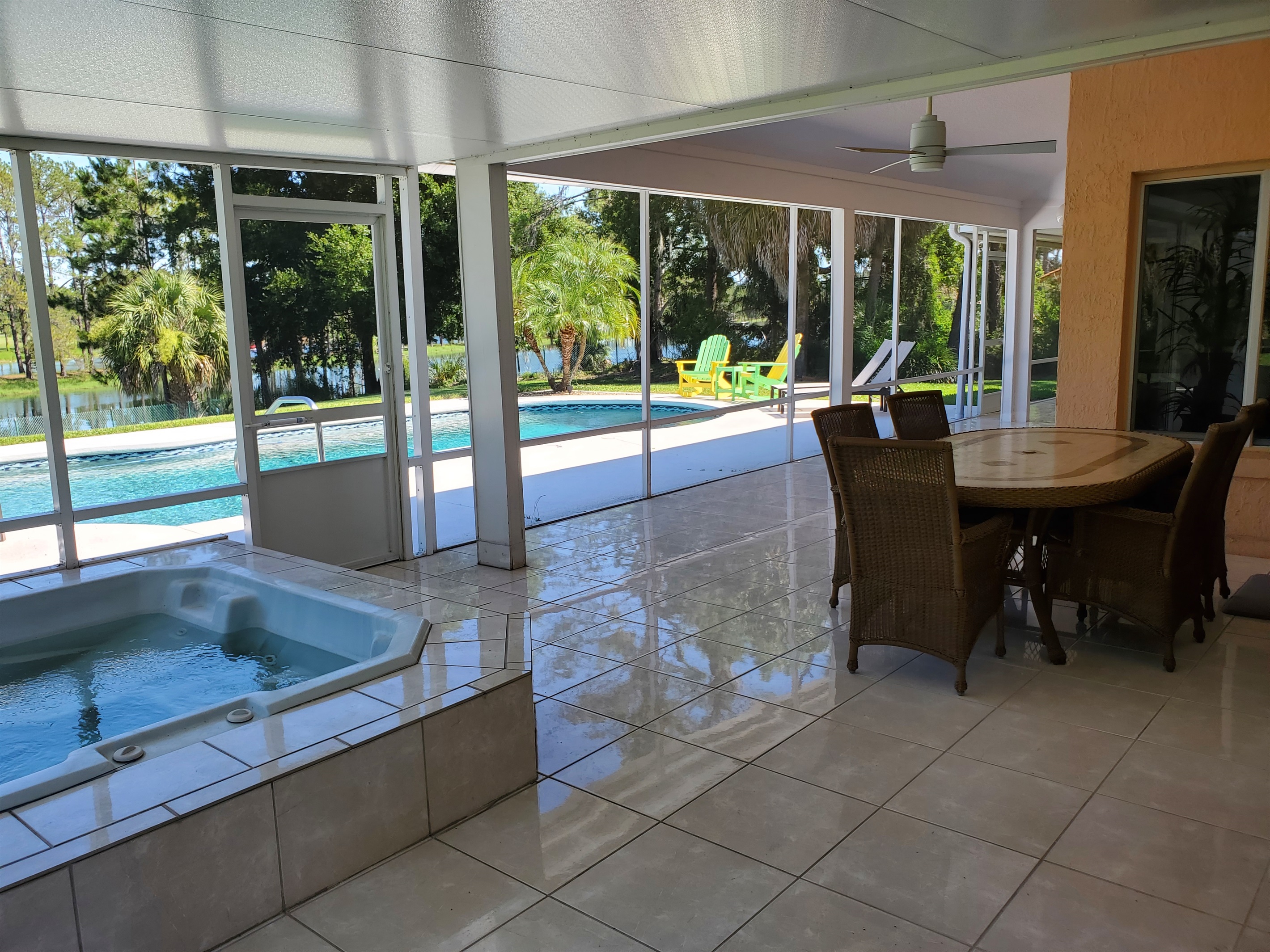 Spa inside the screened in Lanai - FREE SPA HEAT