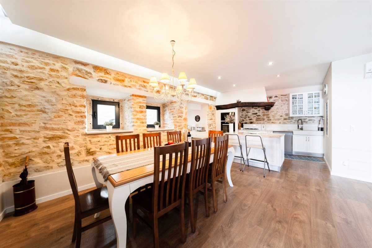 Lots Of Room To Dine with Family or Firends