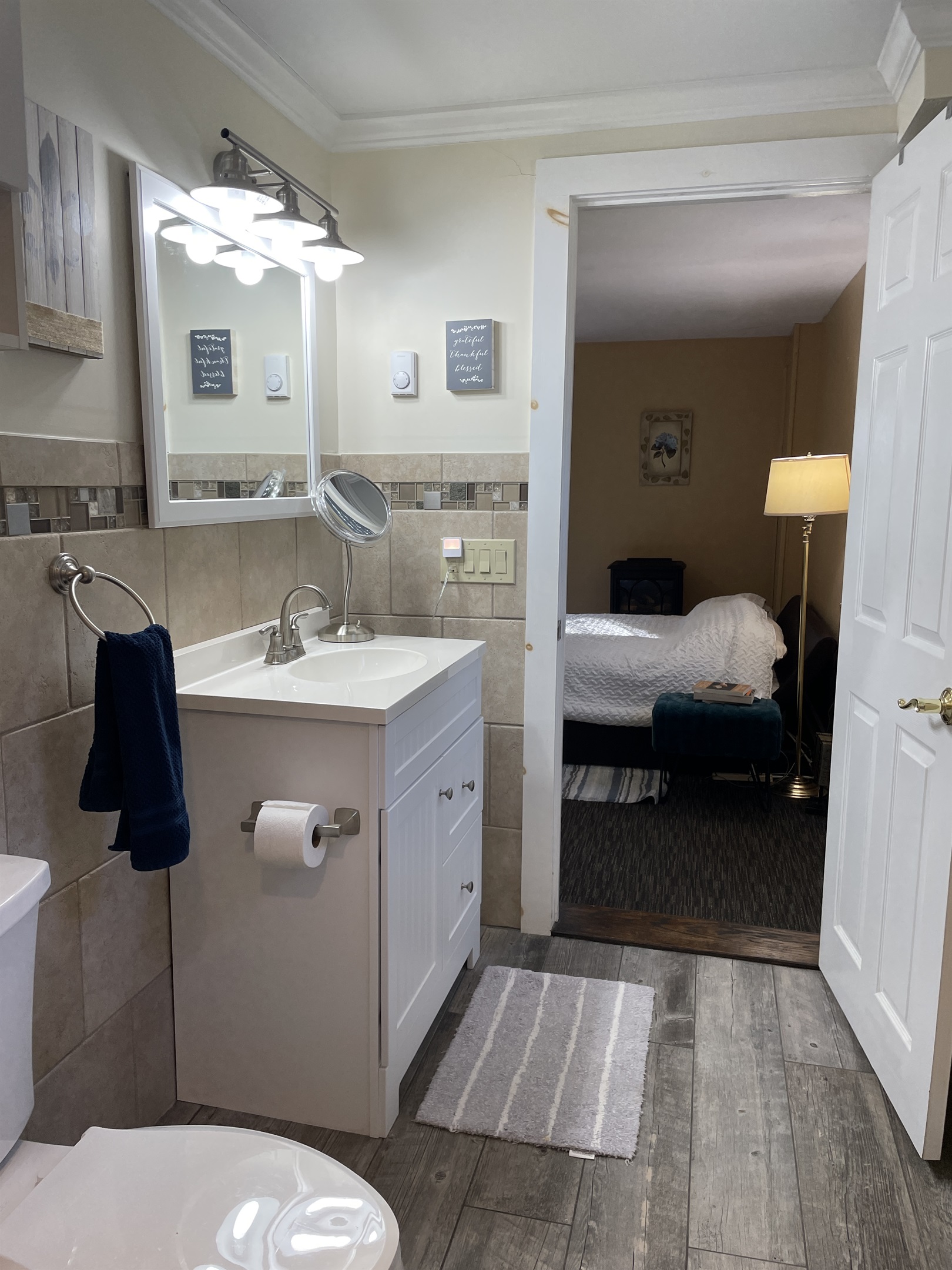 Primary bedroom w/ en suite bath