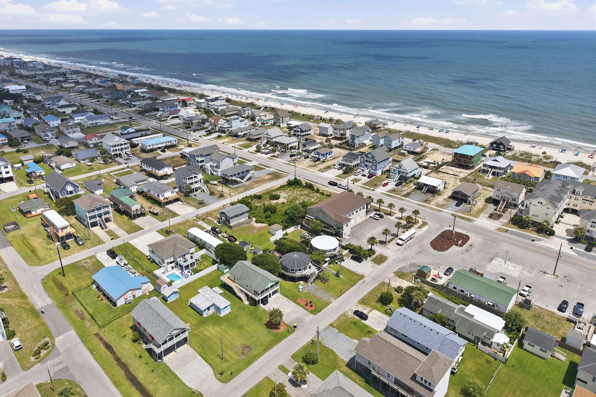 Conveniently located between the Atlantic Ocean and the Intracoastal Waterway, offering easy access to beaches, fishing, boating, kayaking, and everything Surf City has to offer