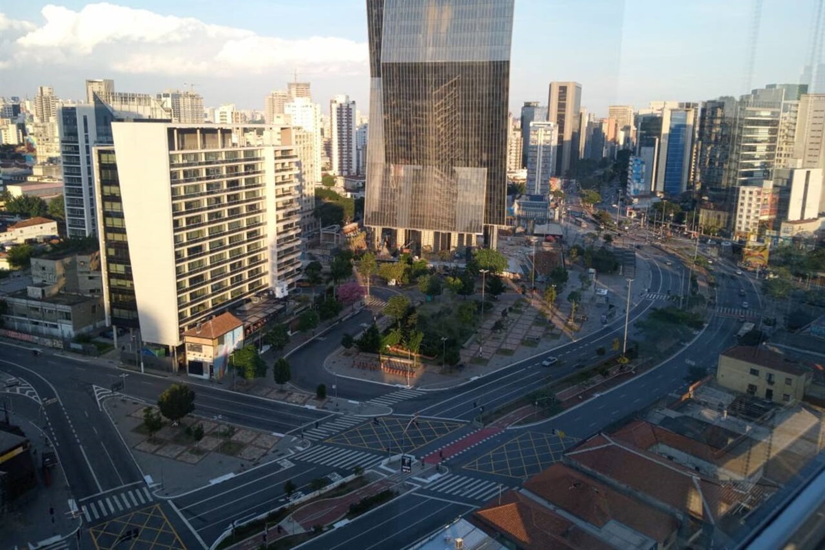 Vista incrível da cidade direto da varanda no último andar, no coração de Pinheiros.