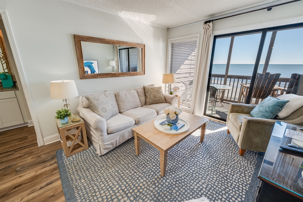 Living Room with Stunning Views🌊☀️