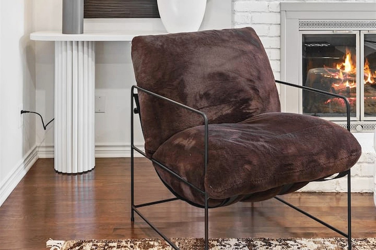 Thoughtfully styled living area with warm wood floors, modern furnishings, and a comfortable atmosphere designed for relaxing evenings and effortless stays. ✨