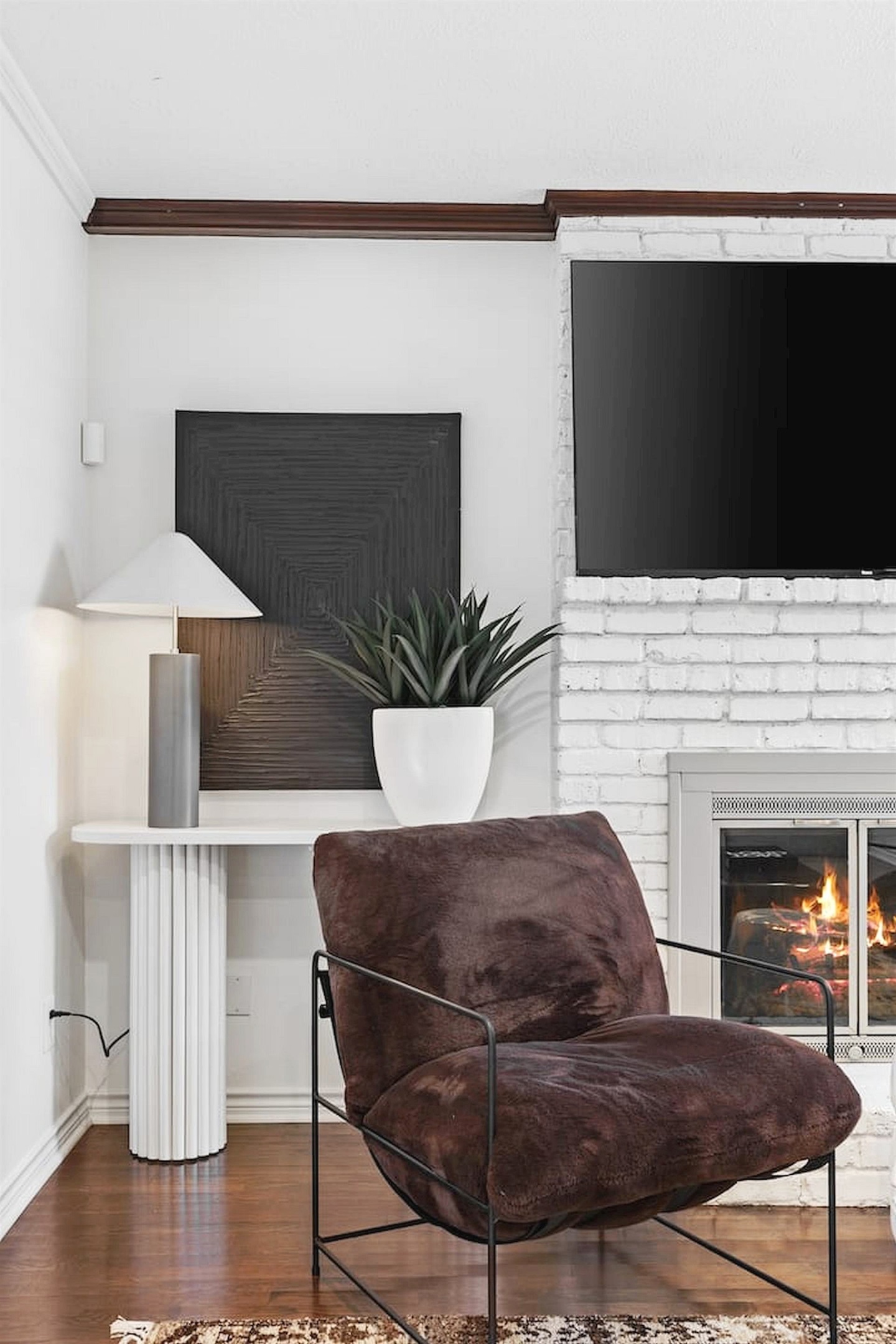 Thoughtfully styled living area with warm wood floors, modern furnishings, and a comfortable atmosphere designed for relaxing evenings and effortless stays. ✨
