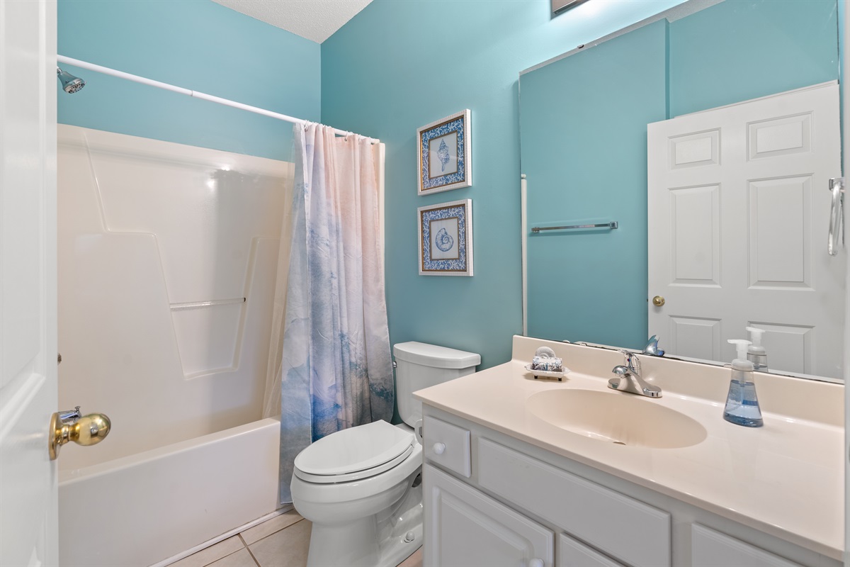 Main Bathroom with tub/shower