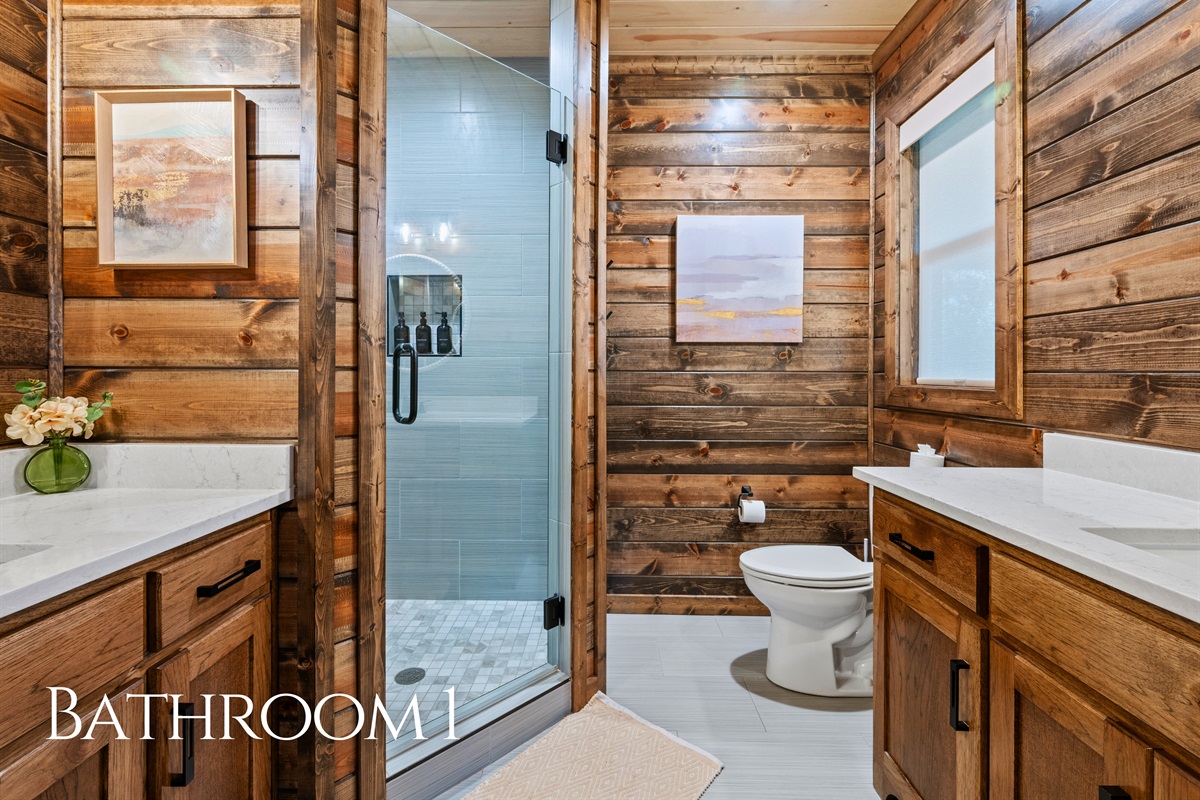 Bright, clean, and easy to use, this bathroom has everything you need to get ready for the day without feeling cramped.