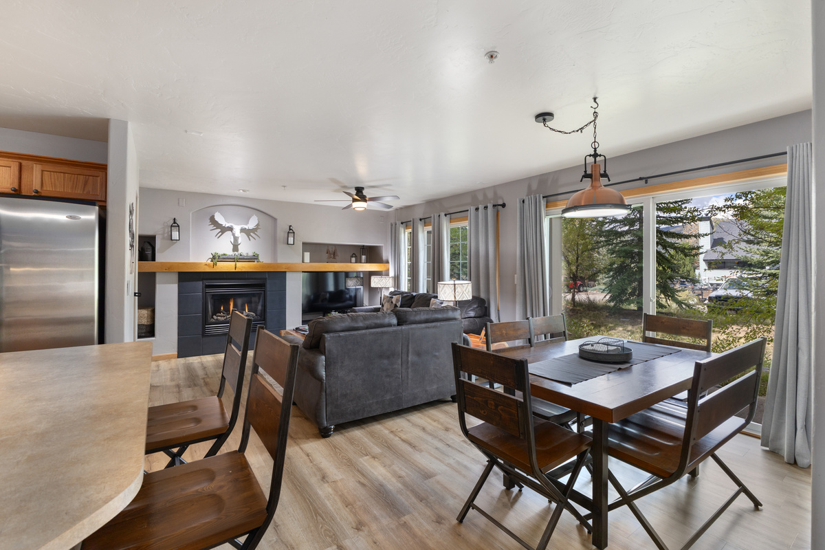 Dining Area | Table for 5 | Livingroom