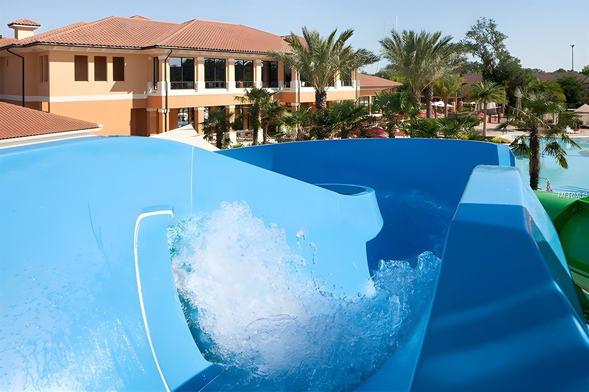 The second pool has two water slides. Either you prefer open or closed slides, you&acute;ll find it here!