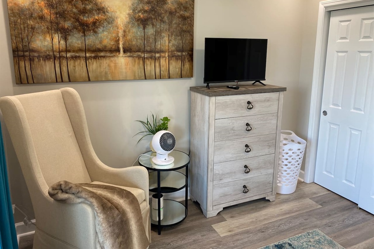 You’ll find ample storage for your clothes in the king bedroom. Also, a hamper for spent towels, wash cloths or hand towels. This bedroom suite includes a 32 inch Roku smart TV and sound machine. 