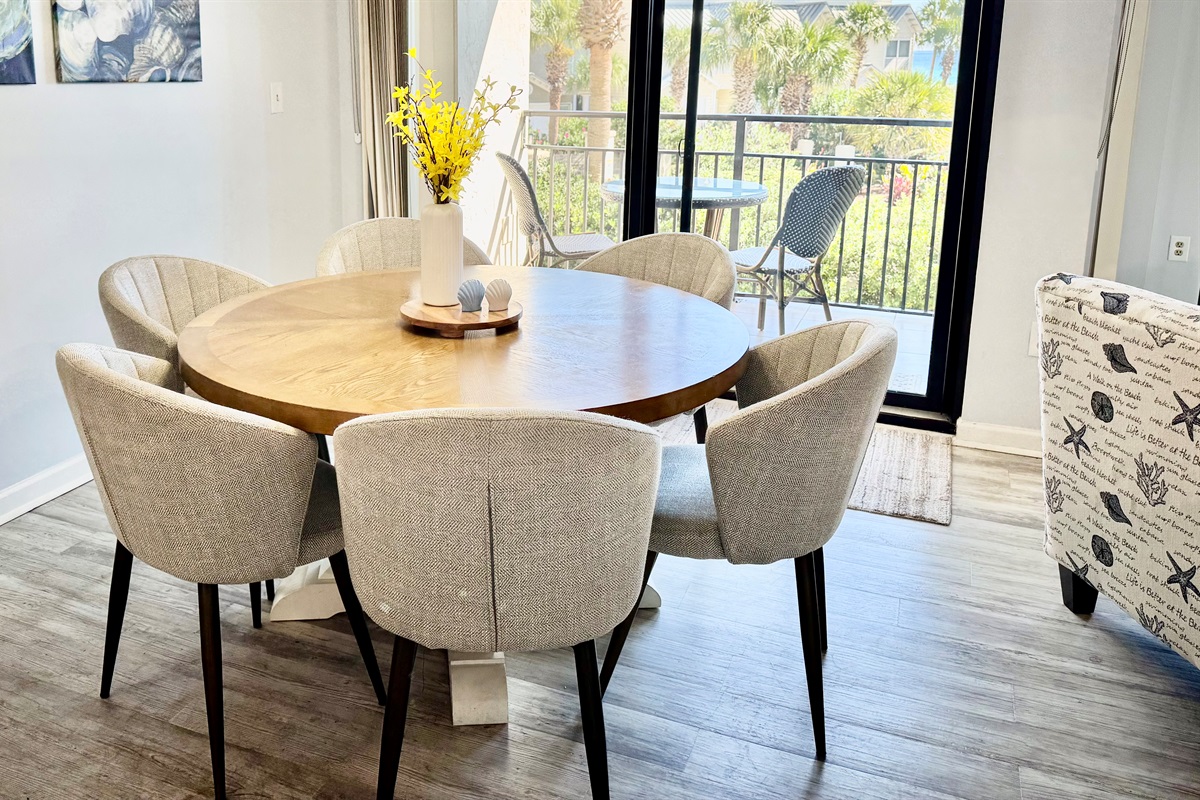 Seating for 6 at the dining table...