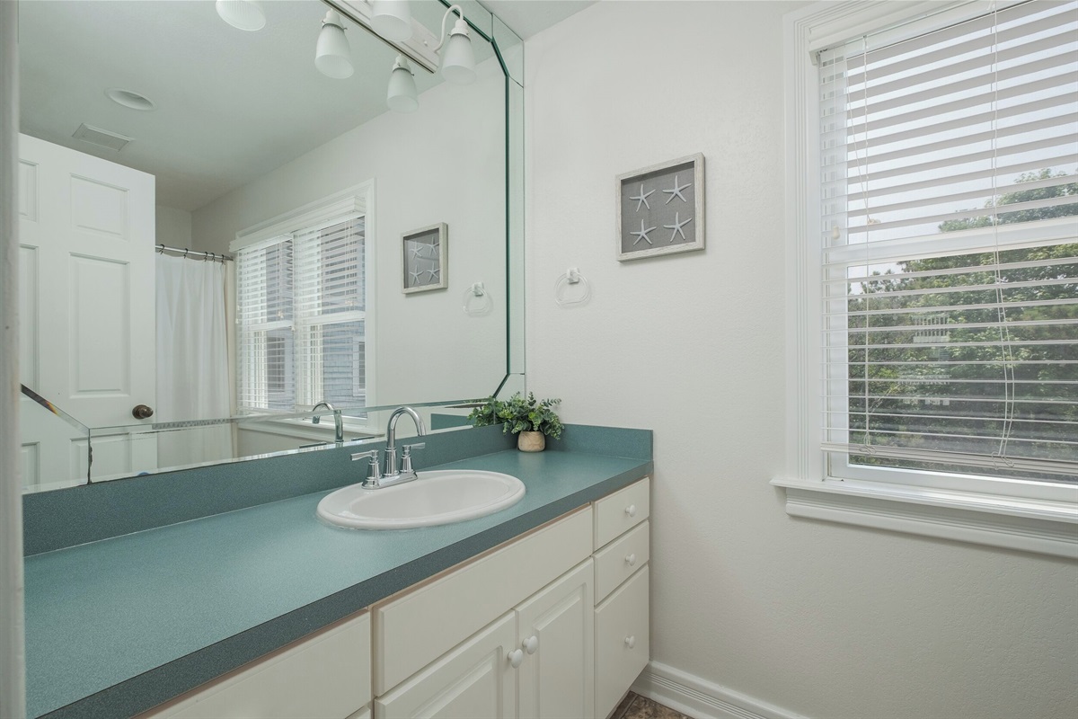2nd fl king br Ensuite Full bathroom!