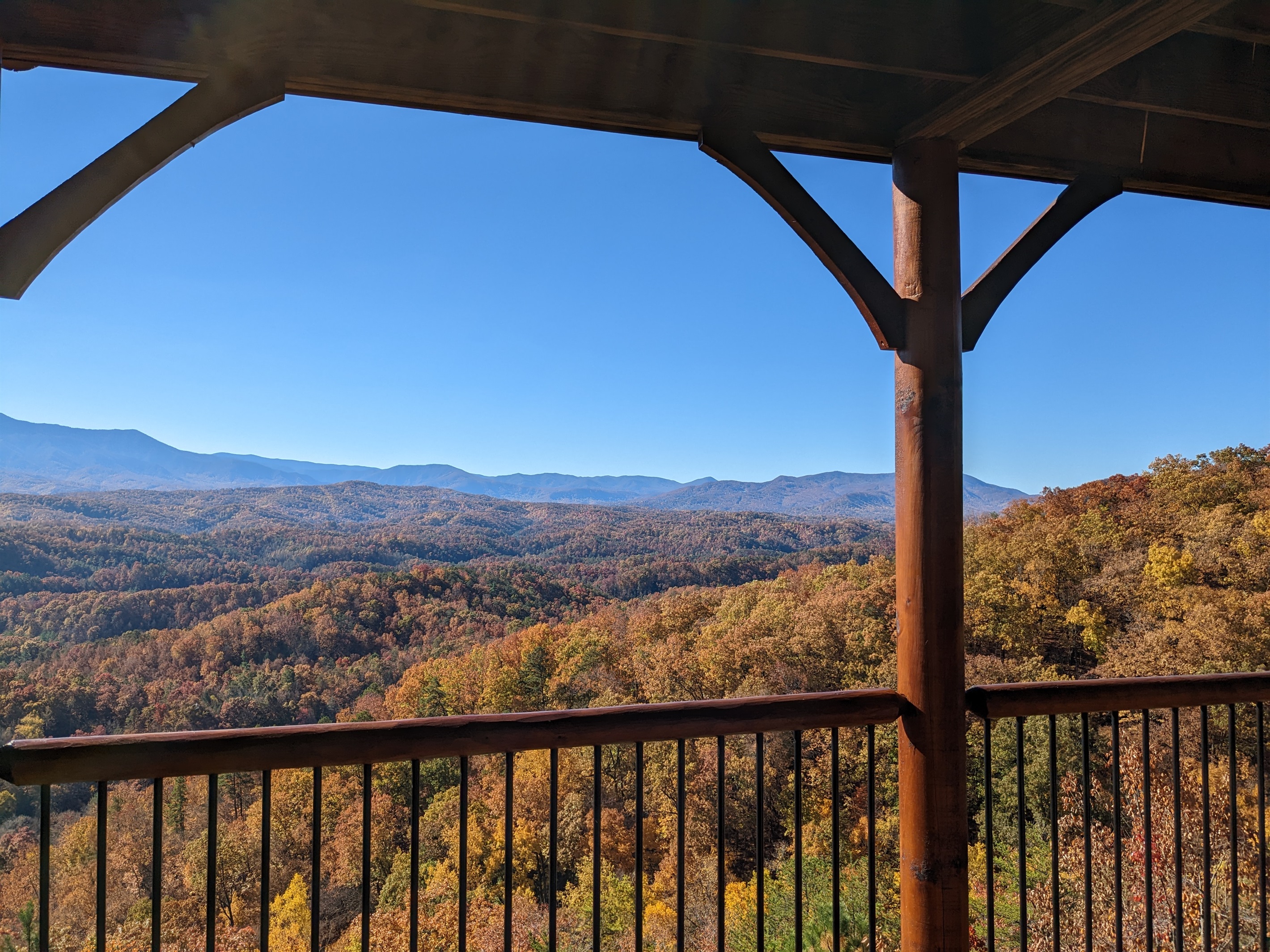 Breathtaking View, Free Wi-Fi, custom cabinets, private deck, 2 king suites 3