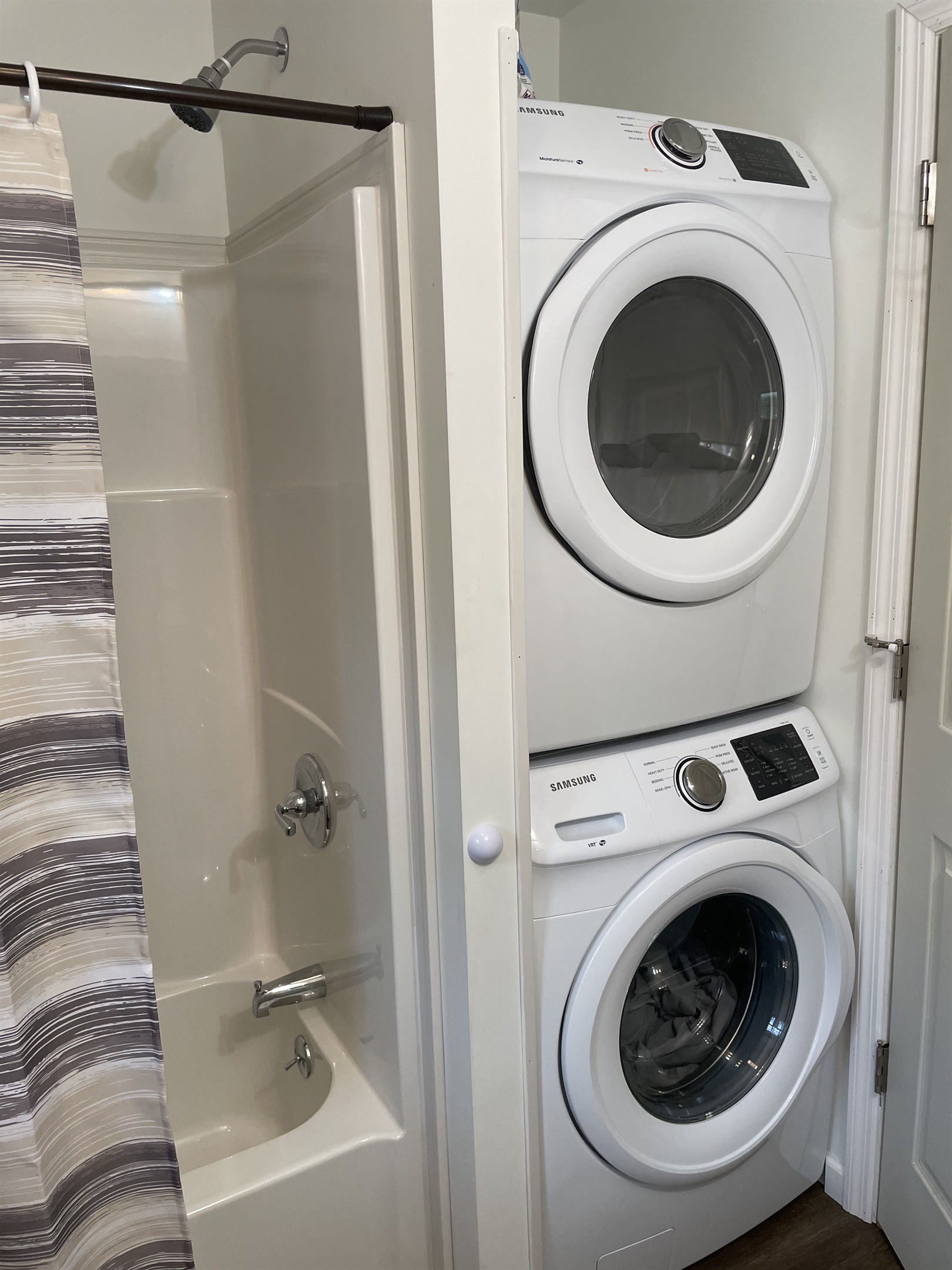 Bath w/ tub/shower and laundry