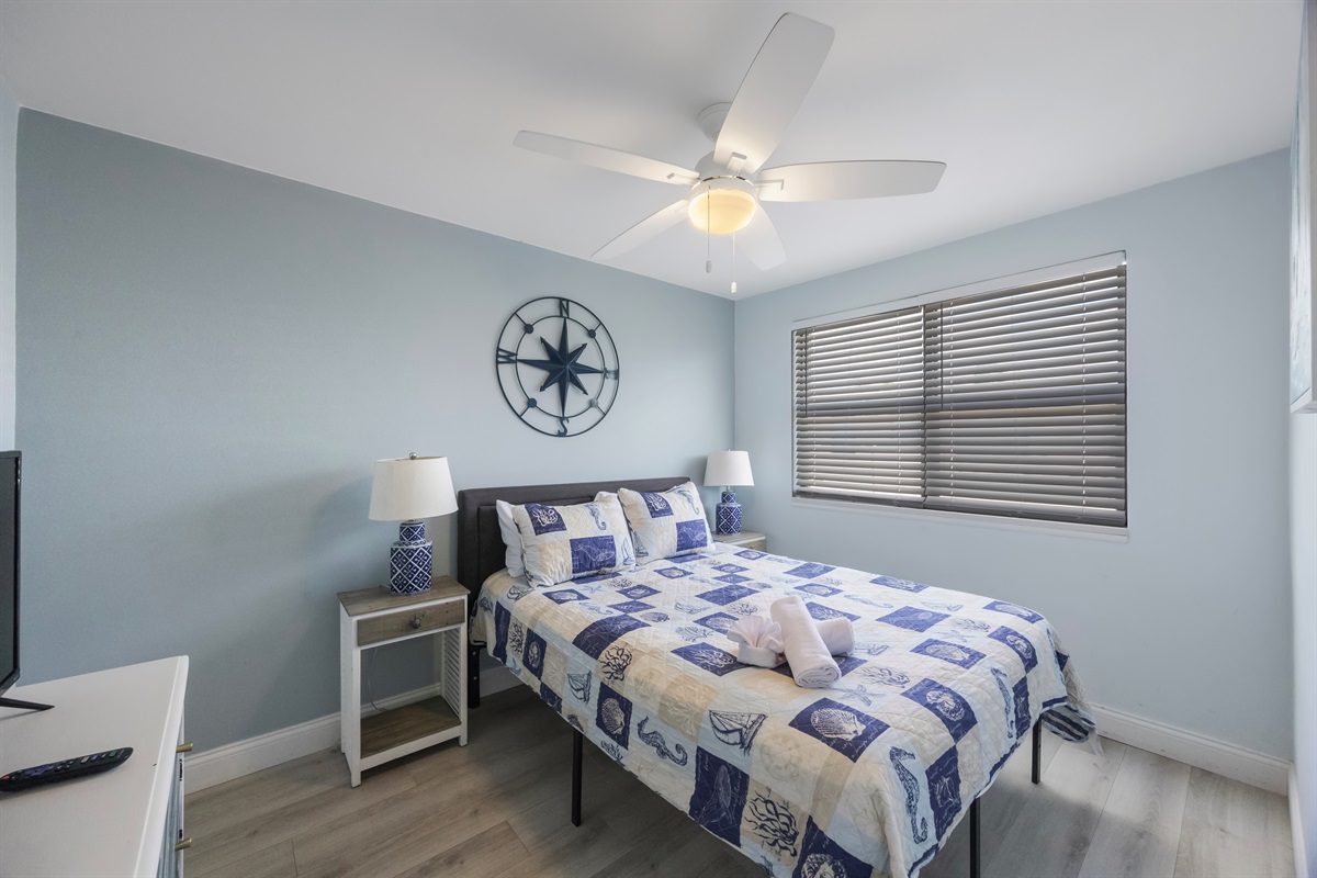 Primary bedroom, Queen sized bed