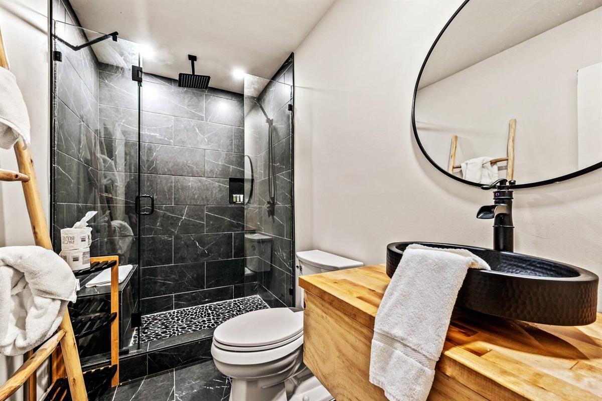 Bathroom (Ensuite#4). Walk-in shower with Rainfall faucet.