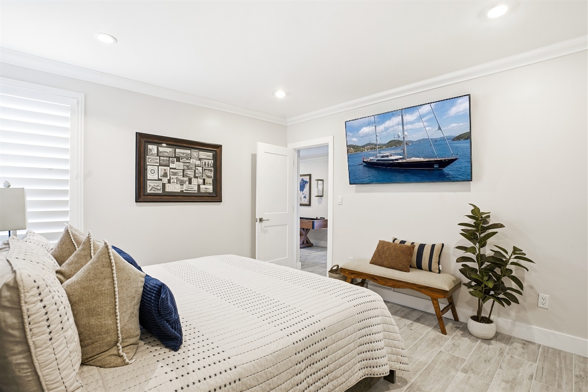 Boathouse room has a smart TV and additional seating with a bench