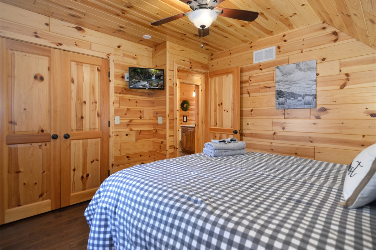 Guest bedroom- queen bed w/ smart TV