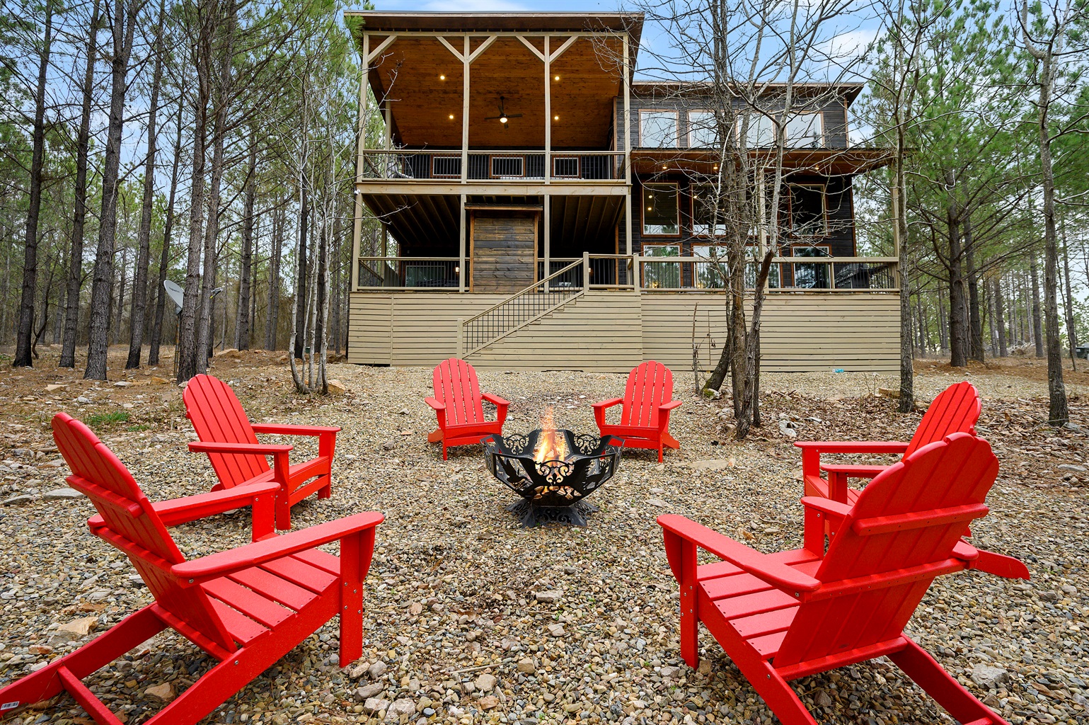 Gather around the firepit under the stars for slow evenings filled with laughter, toasted marshmallows, warm drinks, and unforgettable moments with family and friends. 🔥