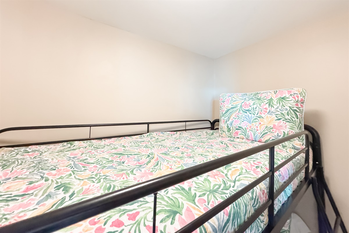 Perfect for families or groups, this bunk bed room provides a fun and functional space. The thoughtful design ensures comfort and convenience for all.