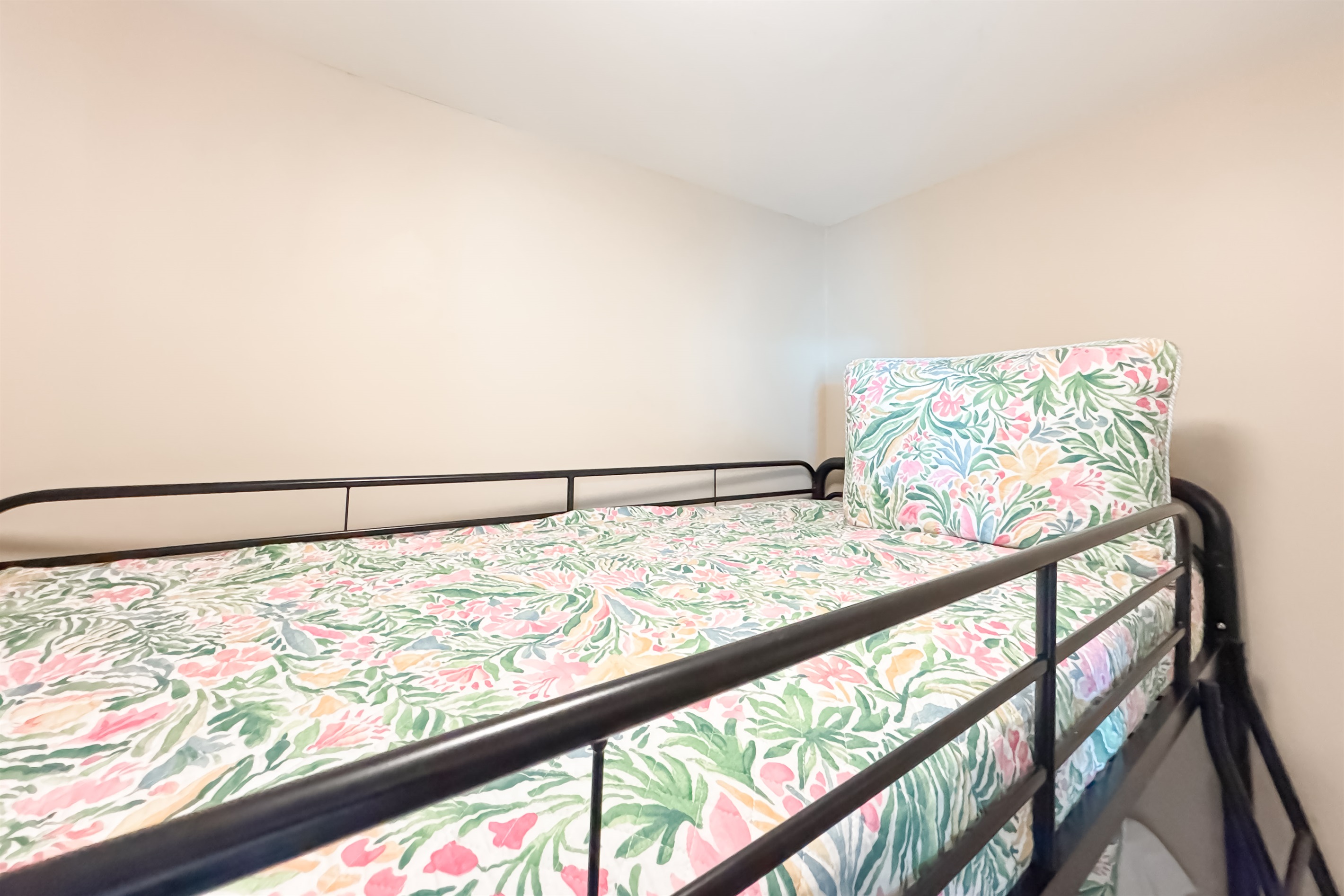 Perfect for families or groups, this bunk bed room provides a fun and functional space. The thoughtful design ensures comfort and convenience for all.