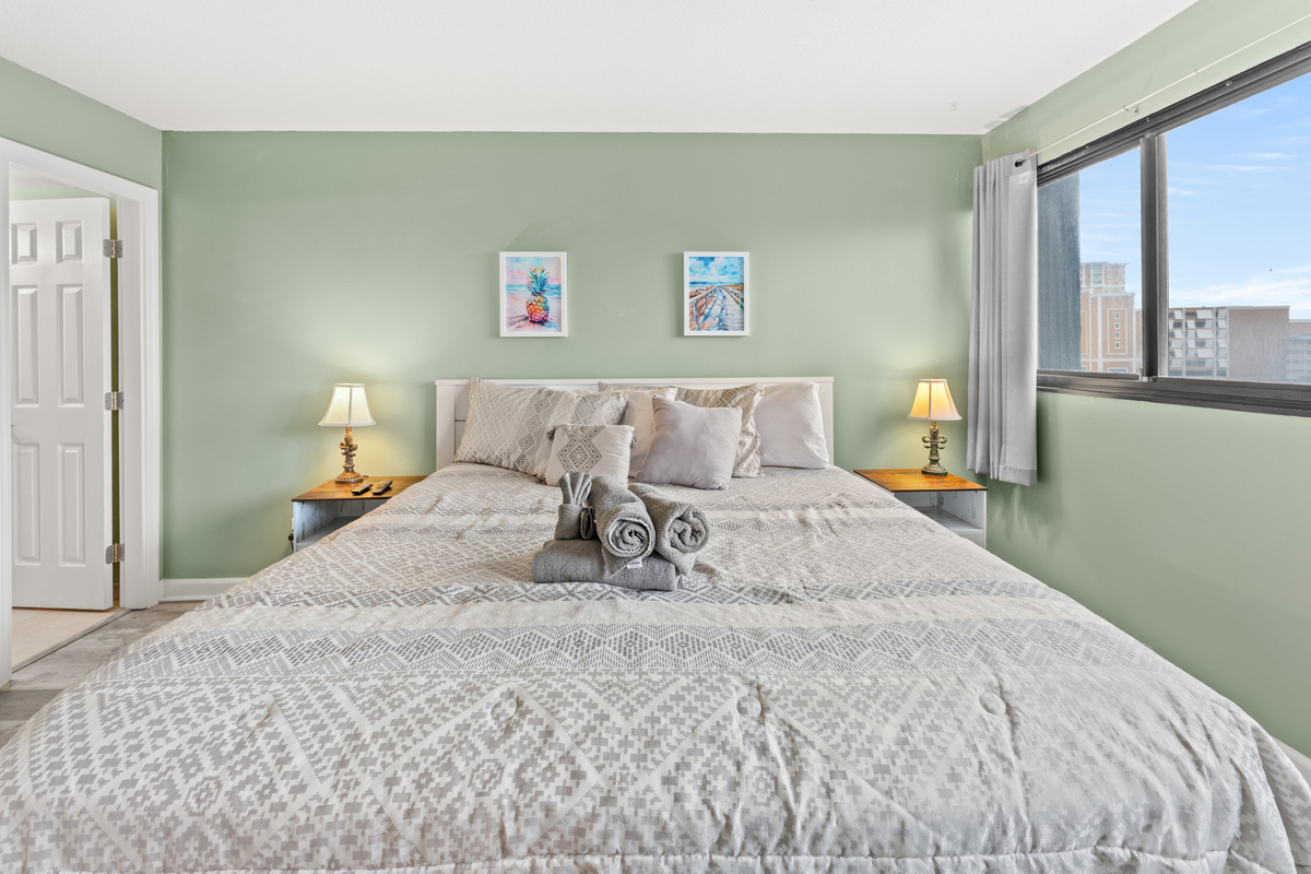 Spacious Main Bedroom with king bed and ensuite