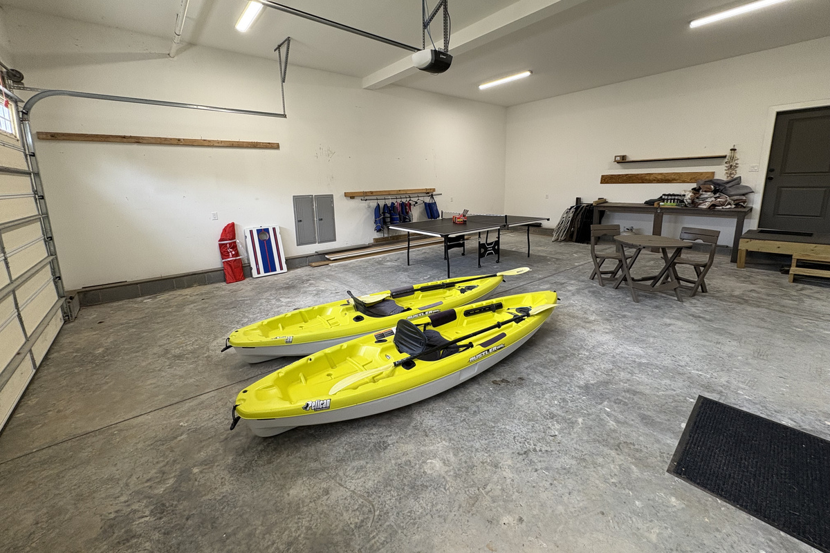 Garage with Ping pong table / kayaks