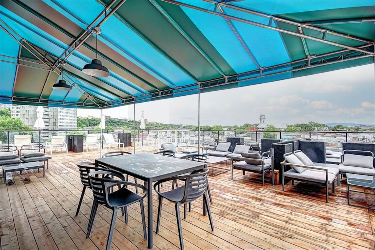Terrasse sur le toit en saison estivale!
Venez prendre l'apéro en après-midi :)